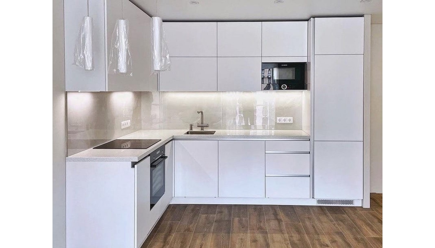 Кухонный гарнитур в белом стиле