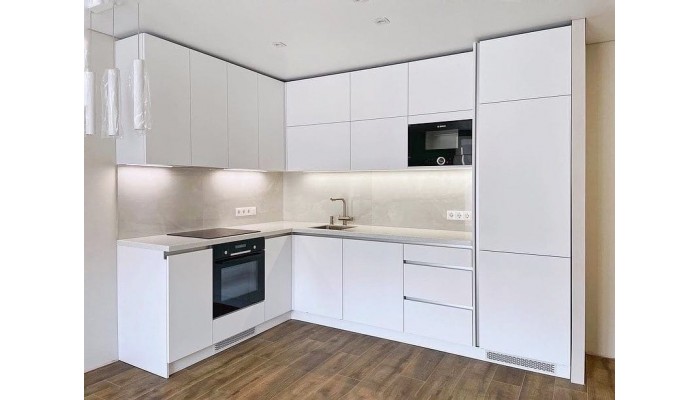 Кухонный гарнитур в белом стиле